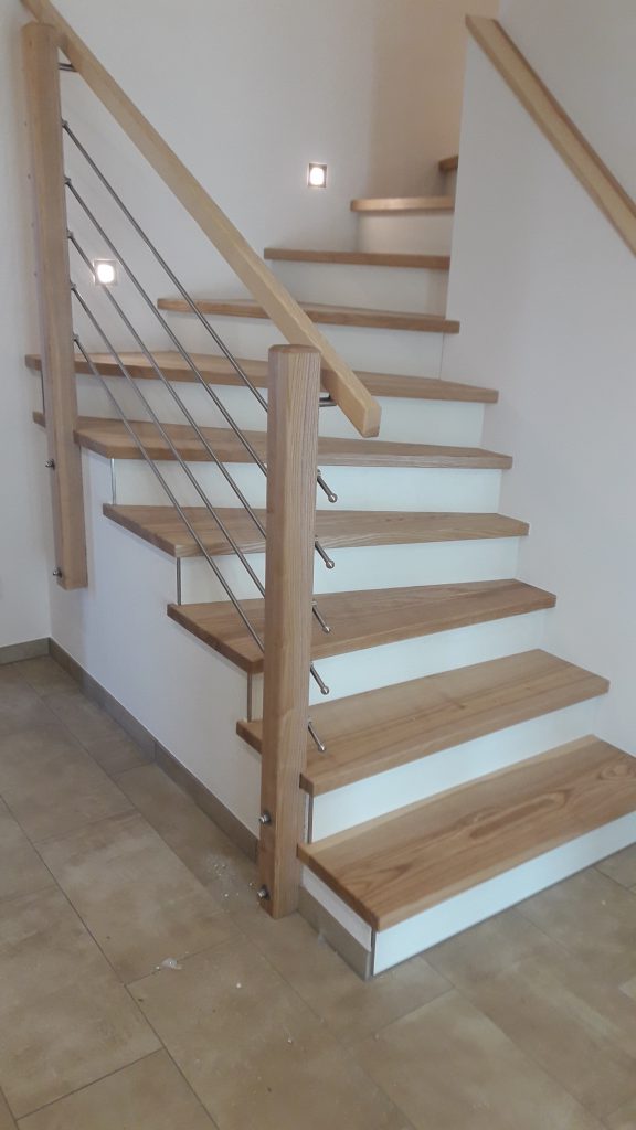 Treppe aus Eichenholz mit Holz-Edelstahl Geländer – Möbelschreiner Pongratz