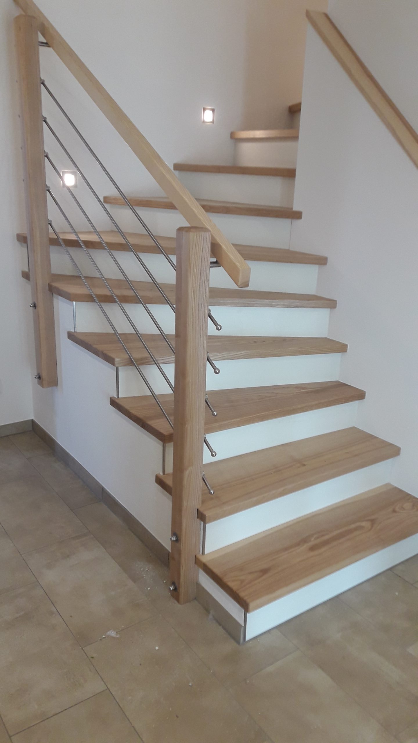 Treppe aus Eichenholz mit Holz-Edelstahl Geländer – Möbelschreiner Pongratz