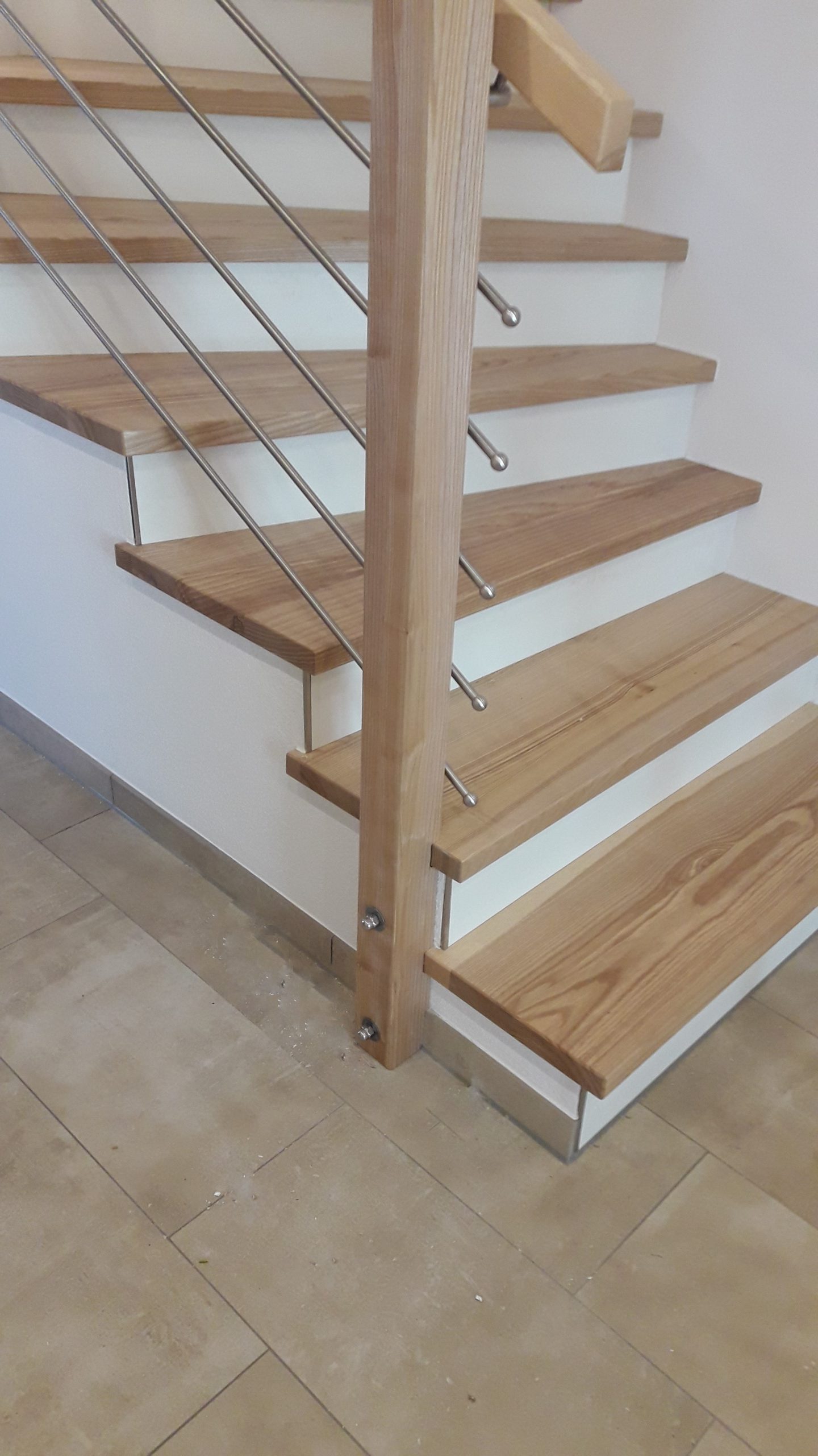 Treppe aus Eichenholz mit Holz-Edelstahl Geländer – Möbelschreiner Pongratz